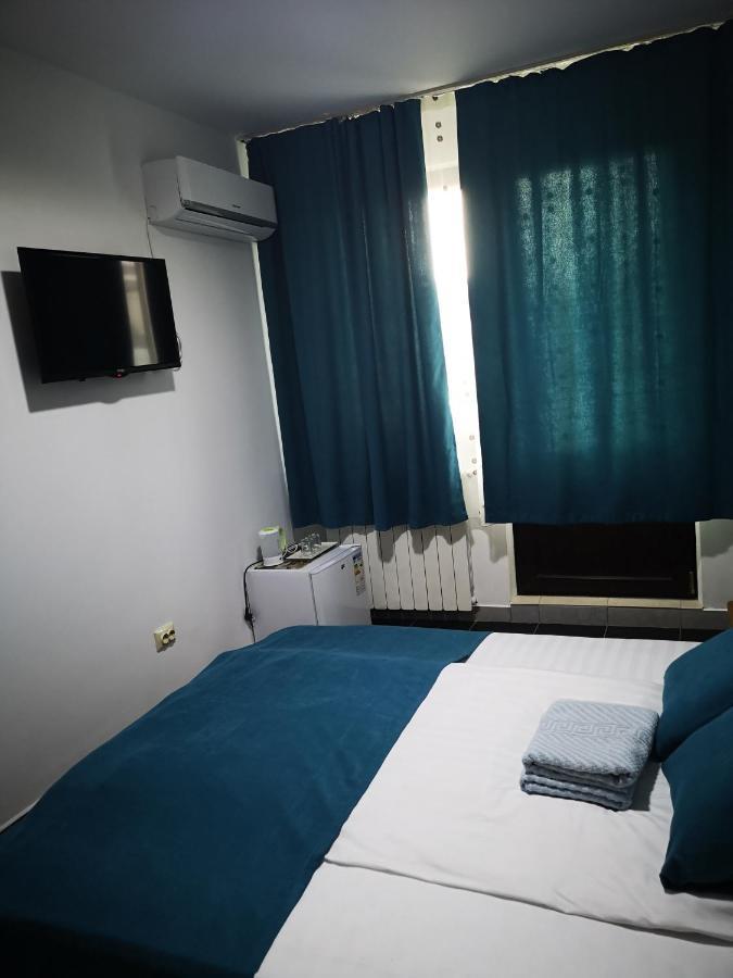 Pensiunea Mikelis International Hotel Curtea De Arges Ngoại thất bức ảnh