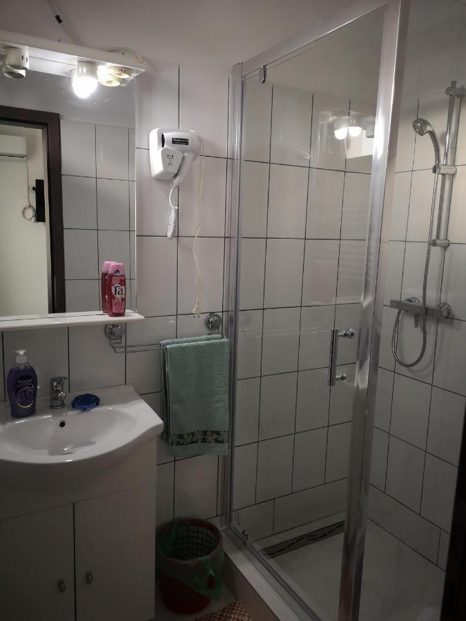 Pensiunea Mikelis International Hotel Curtea De Arges Ngoại thất bức ảnh