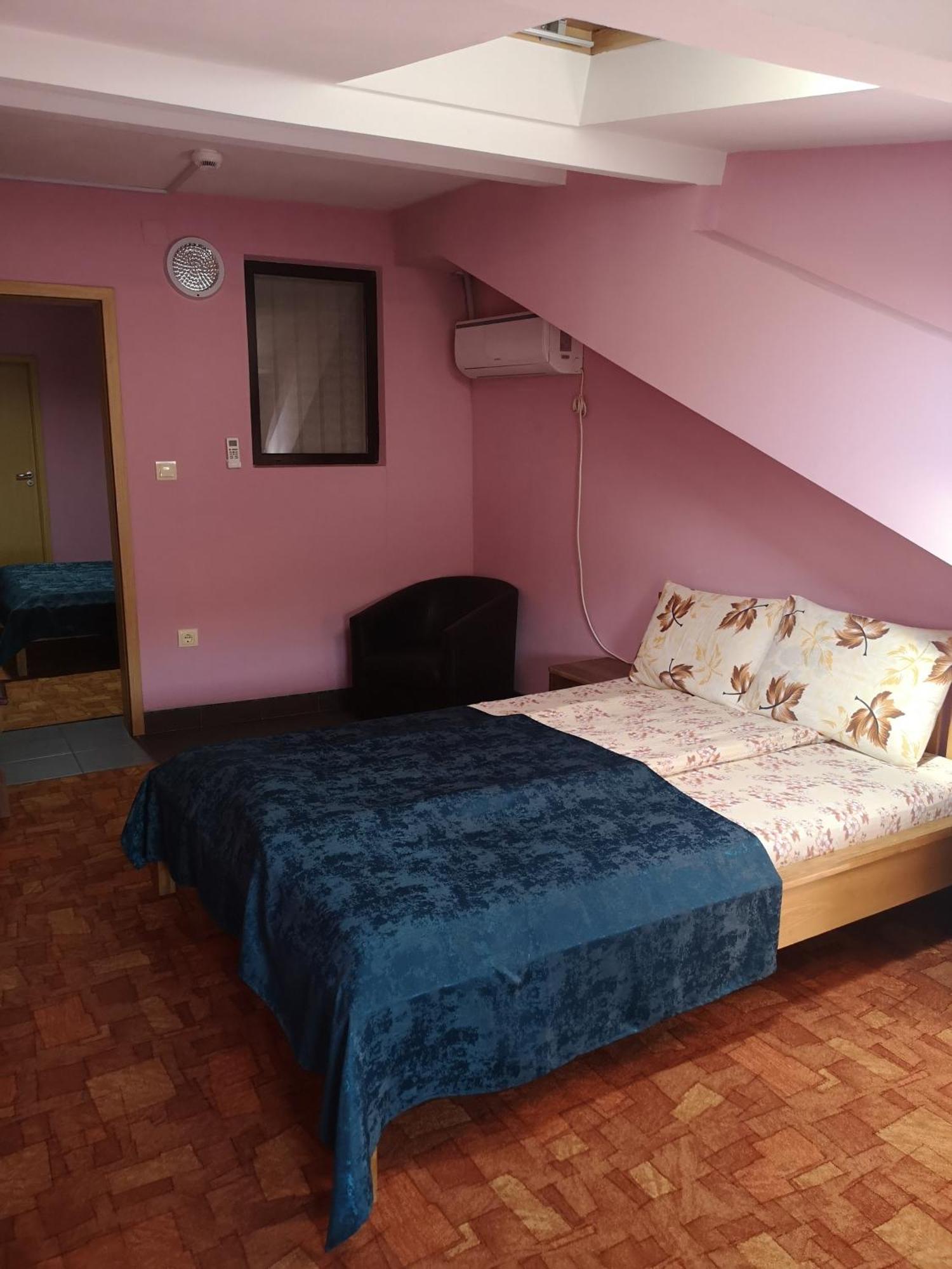 Pensiunea Mikelis International Hotel Curtea De Arges Ngoại thất bức ảnh