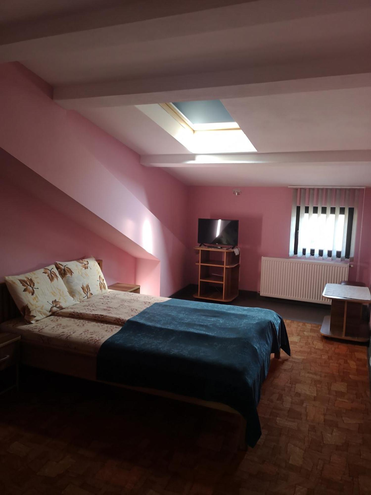 Pensiunea Mikelis International Hotel Curtea De Arges Ngoại thất bức ảnh