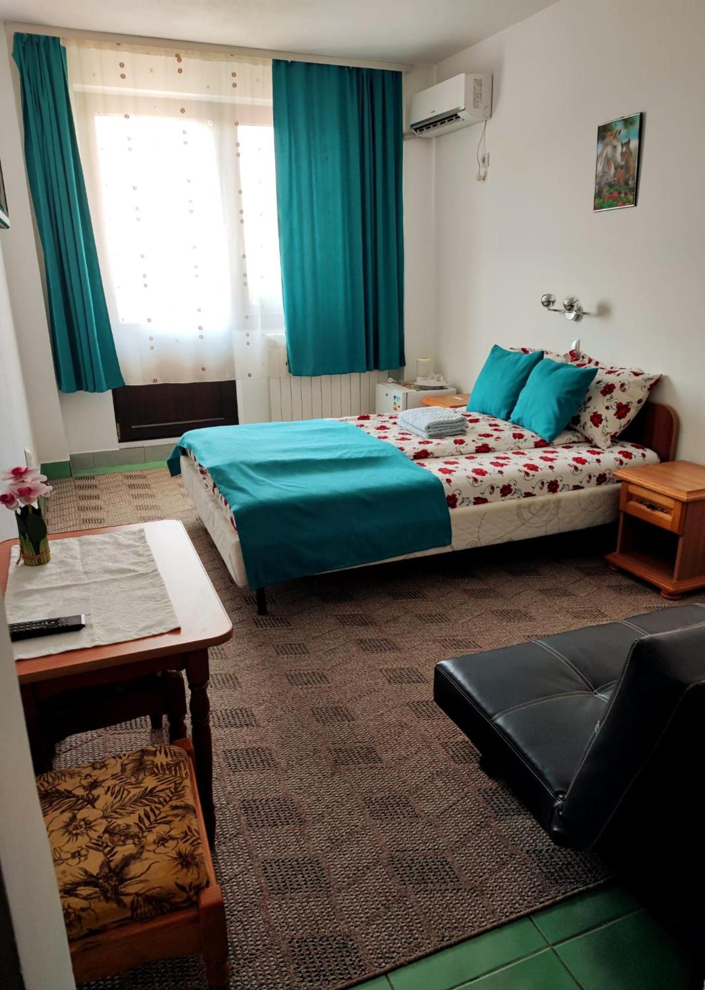 Pensiunea Mikelis International Hotel Curtea De Arges Ngoại thất bức ảnh