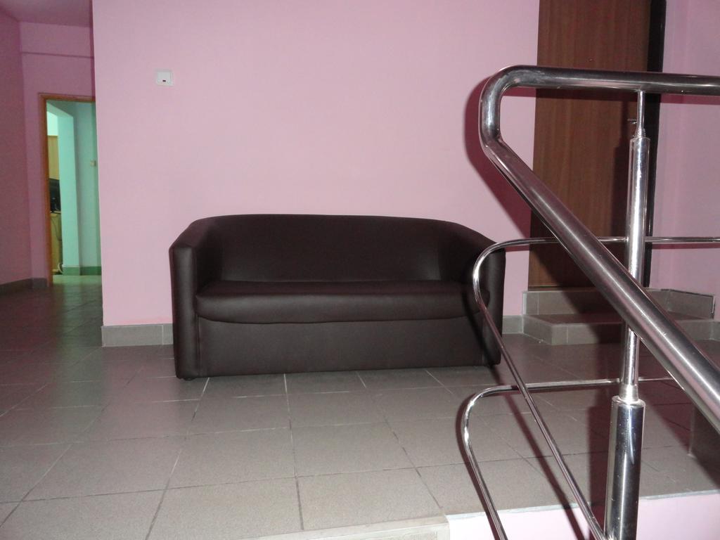 Pensiunea Mikelis International Hotel Curtea De Arges Ngoại thất bức ảnh